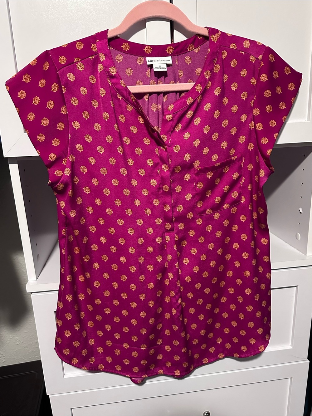 Liz Claiborne Magenta Gold Print Blouse Size Medium Short Sleeve Career Workwear